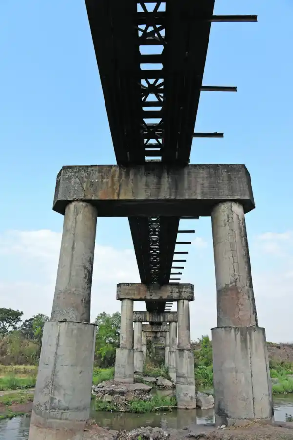 IMPONENTE OBRA. El ferrocarril es de trocha ancha y llegaba desde Retiro hasta frente a la plaza Alberdi..