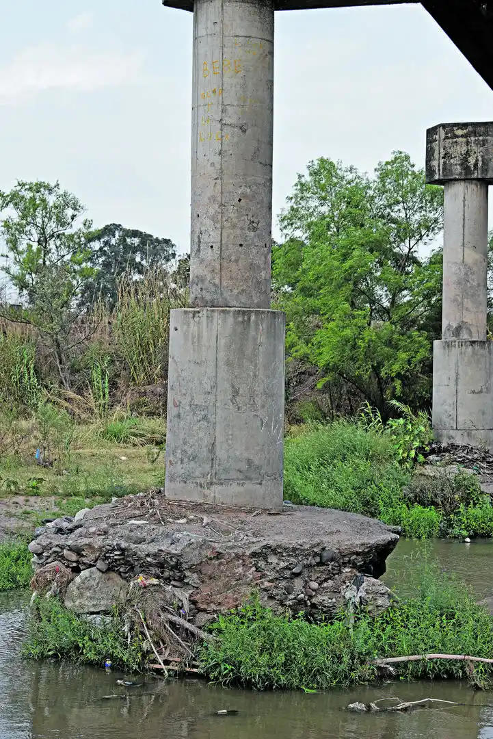 PILARES AFECTADOS. Las tormentas de los últimos años fueron deteriorando las bases del puente.