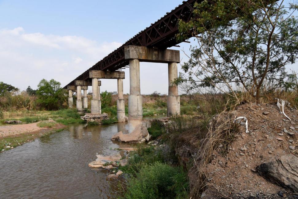 CRUCE DEL RÍO SALÍ. El puente necesita urgente mantenimiento.
