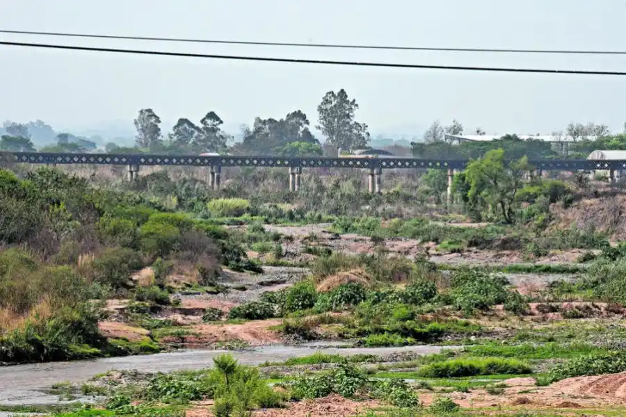 PAISAJE. Durante décadas el tren cruzó este río para dejar pasajeros en la principal ciudad del NOA.