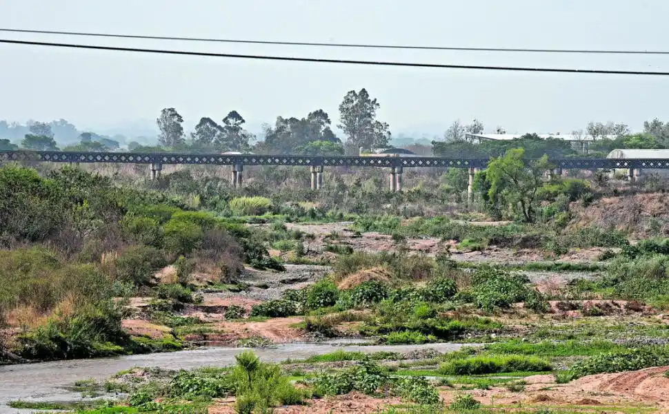PAISAJE. Durante décadas el tren cruzó este río para dejar pasajeros en la principal ciudad del NOA.