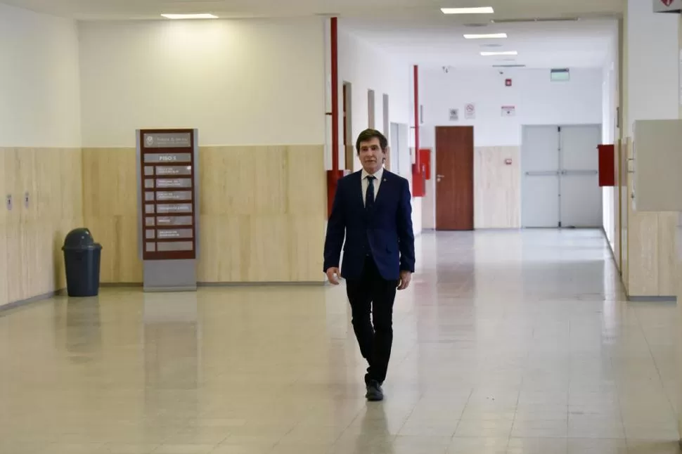 JUEZ DE IMPUGNACIÓN DE LA CAPITAL Y DENUNCIANTE. Enrique Pedicone camina por los Tribunales penales luego de reincorporarse de la licencia. 