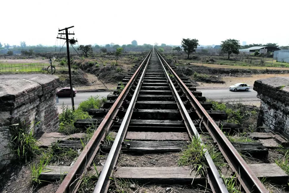 CASI UN RECUERDO. Triste y solitario final de las vías del ferrocarril, símbolo de progreso de décadas pasadas y a un costo muy bajo. 