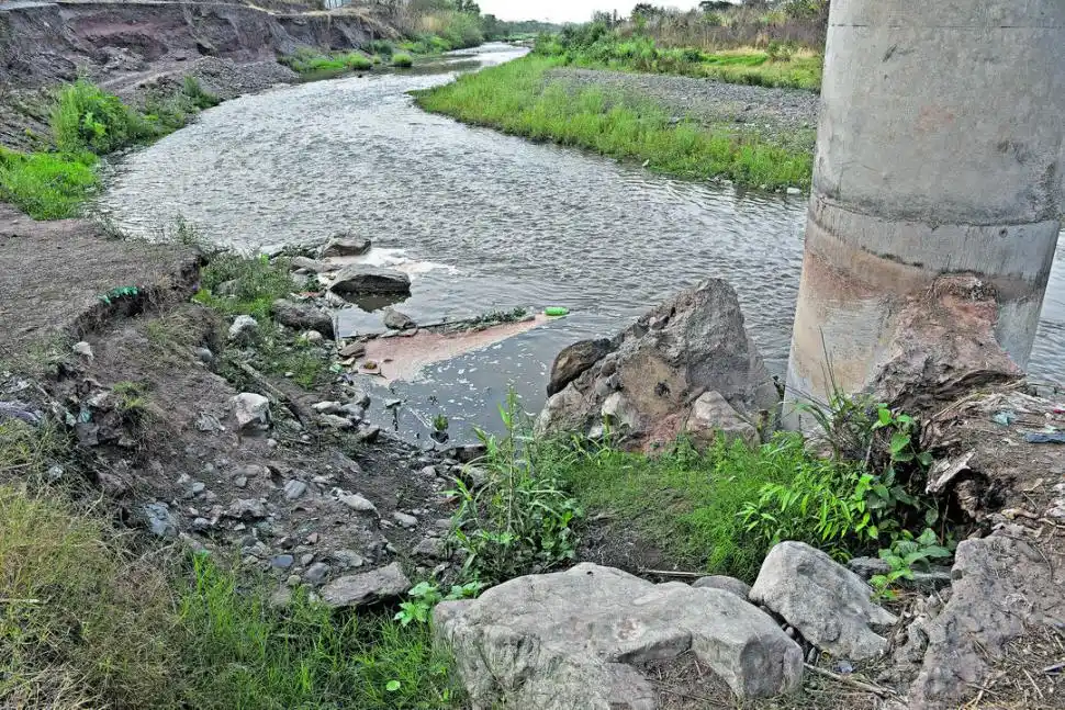 CORRENTADA. Al estar dentro del río la estructura del puente necesita monitoreo permanente.