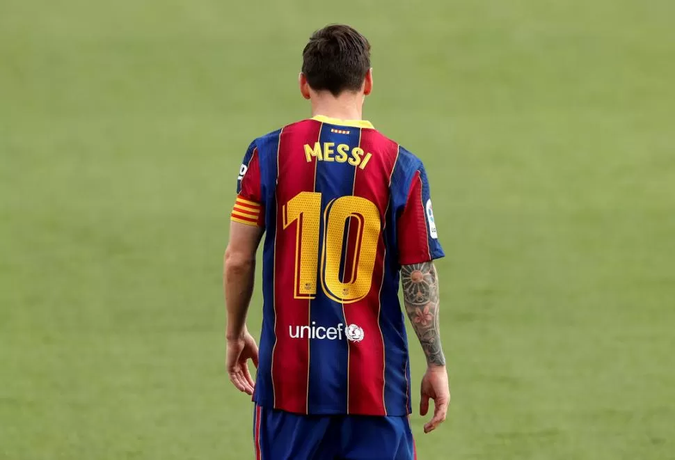 SE SIENTE SOLO. Messi está lejos de ser el jugador explosivo que marcaba goles y era desequilibrante. Necesita un cambio.