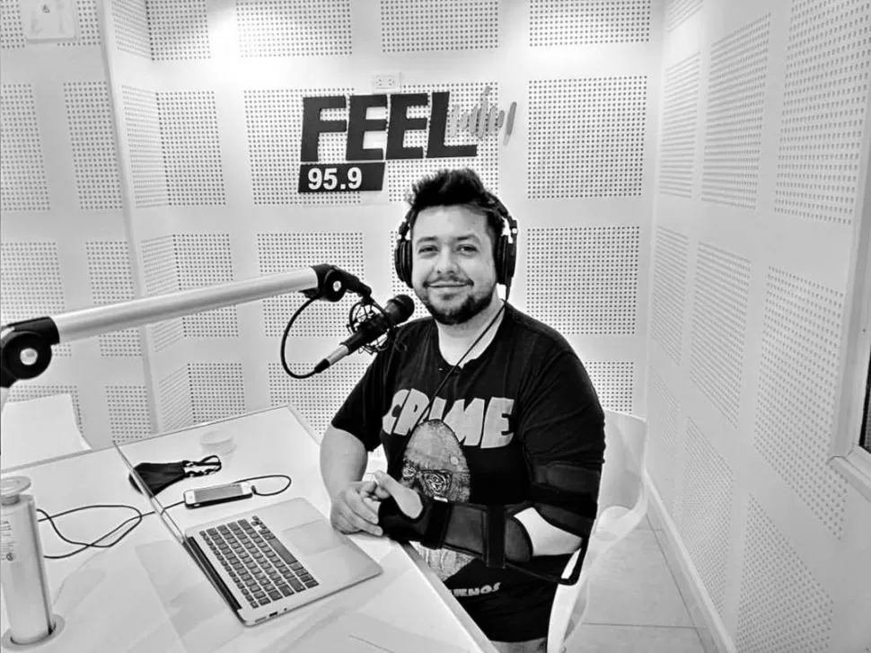 EN EL ESTUDIO. El periodista Carlos Cazón es el director artístico de la nueva emisora, que debuta hoy. 