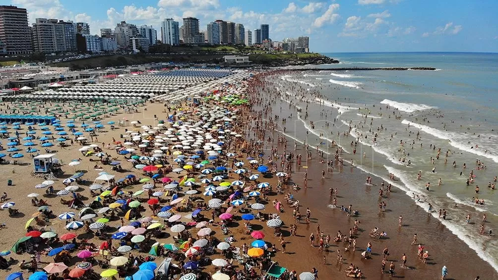 Cuánto costará alquilar carpas y sombrillas para el verano en Mar del Plata