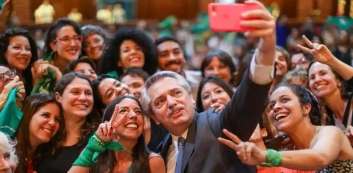 Alberto Fernández en una marcha del 