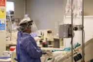 Casi 700 pacientes con covid-19 están en camas críticas de los sistemas públicos y privados