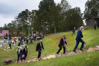 EEUU: Biden apunta a los Estados republicanos; Trump, a los pendulares en el final de campaña