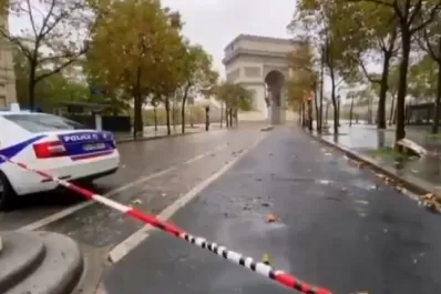 Evacúan la zona del Arco del Triunfo en París por una amenaza de bomba