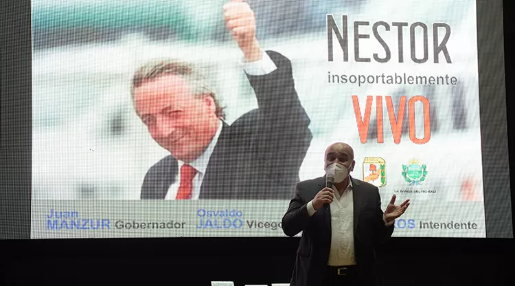 El gobernador Manzur rinde homenaje a Néstor Kirchner.