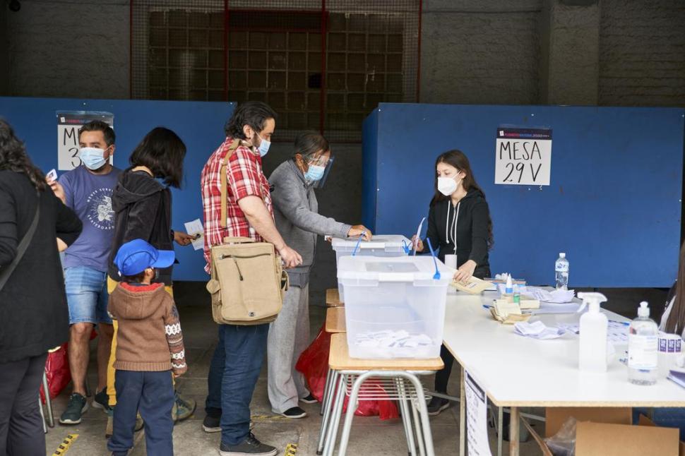 MAYORÍA. Casi 7,5 millones de chilenos votaron por derogar la Constitución, vigente desde la dictadura.  dpa
