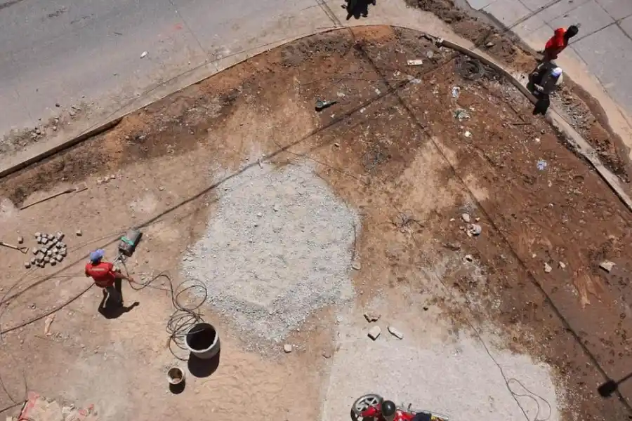 PREPARACIÓN. Operarios trabajan en la vereda donde se colocará un escudo.  