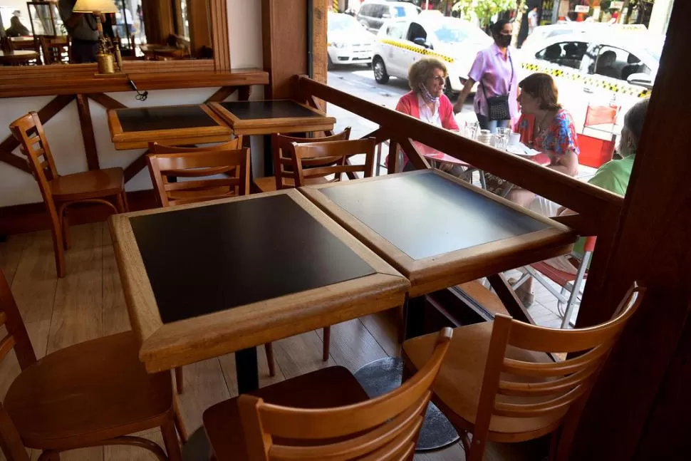 LIMITACIONES. El COE sólo autoriza las mesas al aire libre, no en el salón. la gaceta / Fotos de José Nuno