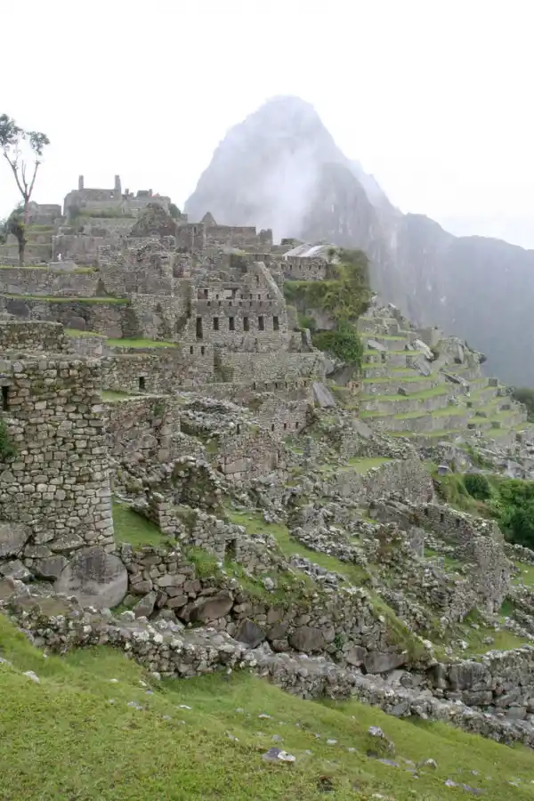 VISTA DE LA CIUDAD SAGRADA. Impresiona la firmeza lograda en los muros de las habitaciones.