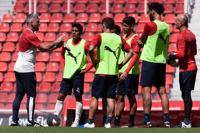 EN AVELLANEDA. Pusineri dialoga con sus jugadores. Foto: Twitter @Independiente