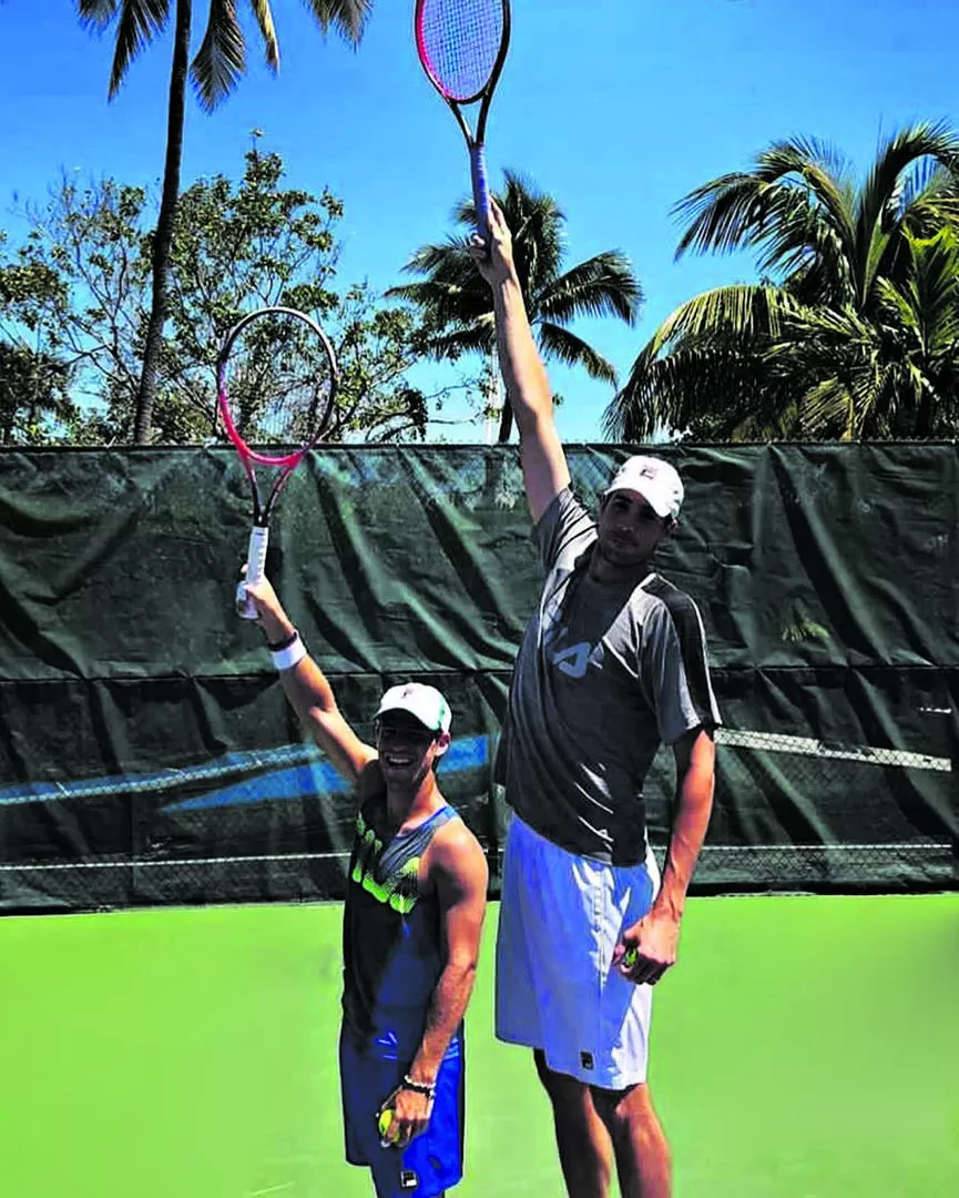 EÑ TEMA NO DEJA DE DIVERTIRLO. Diego Schwartzman junto a John Isner, uno de los tenistas más altos del circuito. El estadounidense mide 40 centímetros más.   