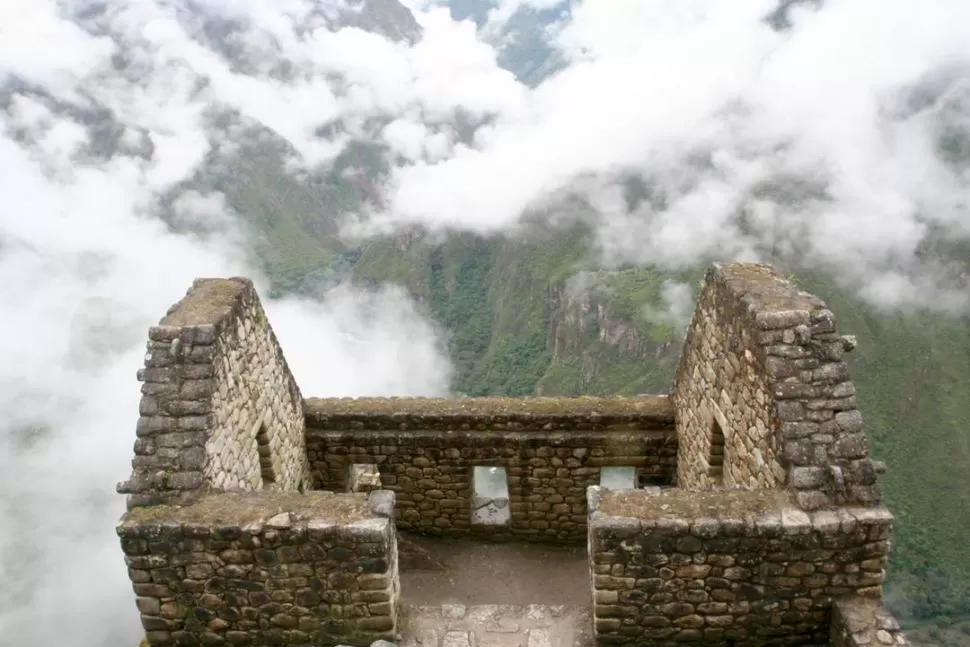 Perú vacuna a pobladores de Machu Picchu para reactivar turismo