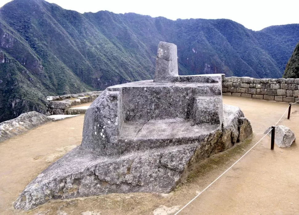 EL INTIHUATANA. Este monumento de piedra también se llama “donde se amarra el Sol”. Era un sitio de observación que servía para hacer el calendario agrícola de los incas.