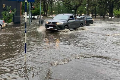 Videos: las calles de la ciudad se volvieron un boliche por un instante