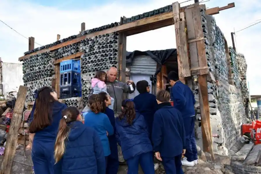 PEQUEÑOS ACTIVISTAS.  Los chicos del Kinder conocen las ventajas de los ecoladrillos.