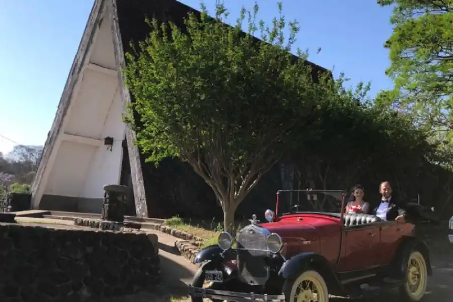 Video: una pareja tucumana se casó en El Cadillal y bailó el vals en el anfiteatro