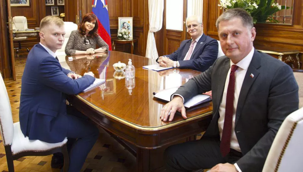 ANFITRIONA. La vicepresidenta, Cristina Fernández, recibió esta tarde en su despacho del Senado al embajador de Rusia en la Argentina, Dmitry Feoktistov.