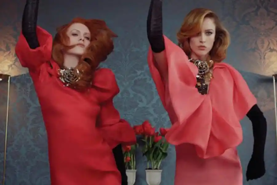 LANVIN. Las modelos bailan descoordinadas una canción latina.