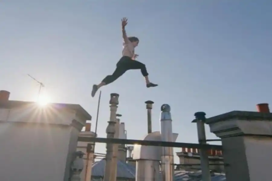 SAINT LAURENT. El título de su cortometraje para la colección masculina (primavera/verano 2021) es “No importa qué tan larga sea la noche”.