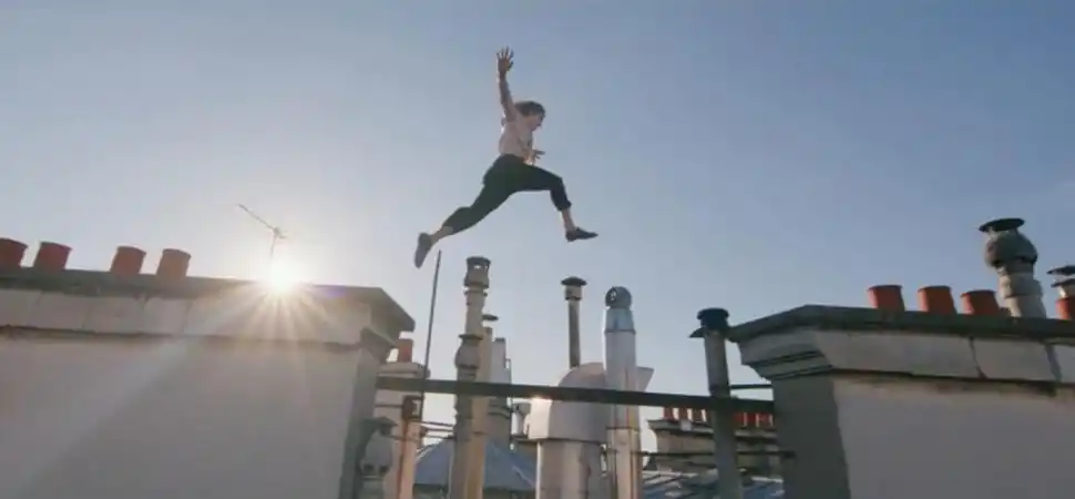 SAINT LAURENT. El título de su cortometraje para la colección masculina (primavera/verano 2021) es “No importa qué tan larga sea la noche”.