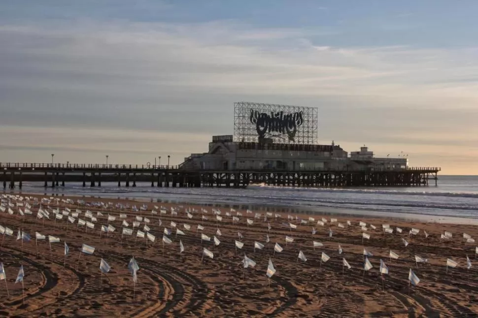 HOMENAJE Y LUTO. Hace algunas semanas la playa Bristol de Mar del Plata amaneció con más de 500 banderas en honor a los fallecidos por covid. 