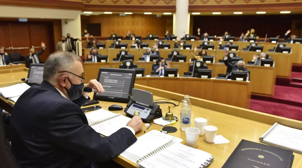 Osvaldo Jaldo, presidiendo una sesión de la Legislatura.