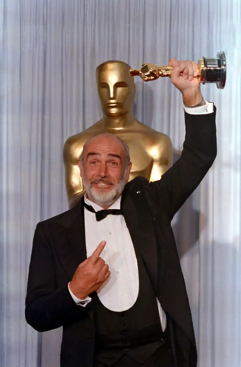 Sean Connery y el Oscar se confiesan frente a la chimenea