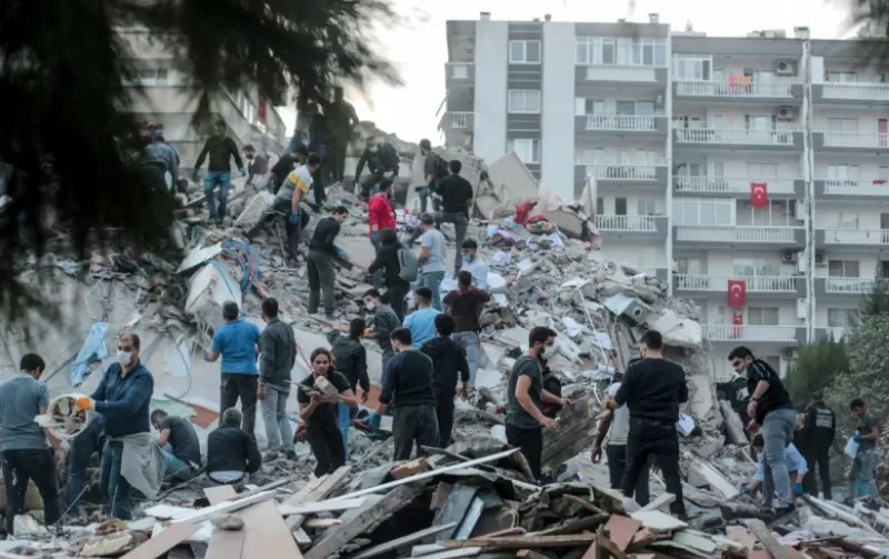 Aumentan a 27 los muertos y a un centenar los rescatados en el terremoto del Egeo