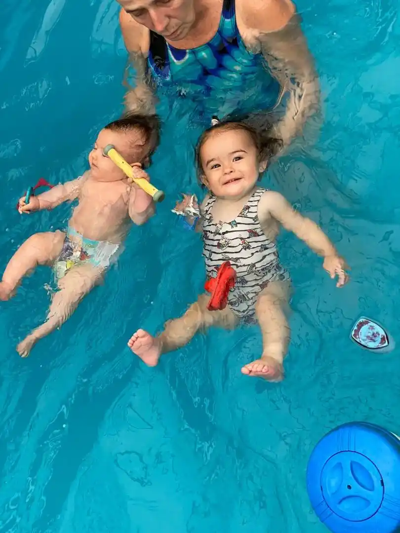 APRENDIENDO. Las clases de natación equivalen a un seguro de vida.