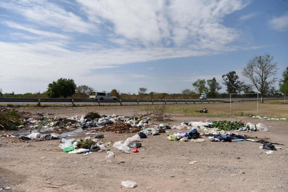 BASURALES. Residuos desparramados en los alrededores de la avenida de Circunvalación. Reducir a cero los hogares cercanos a basurales es una de las metas del Gobierno para 2030. 