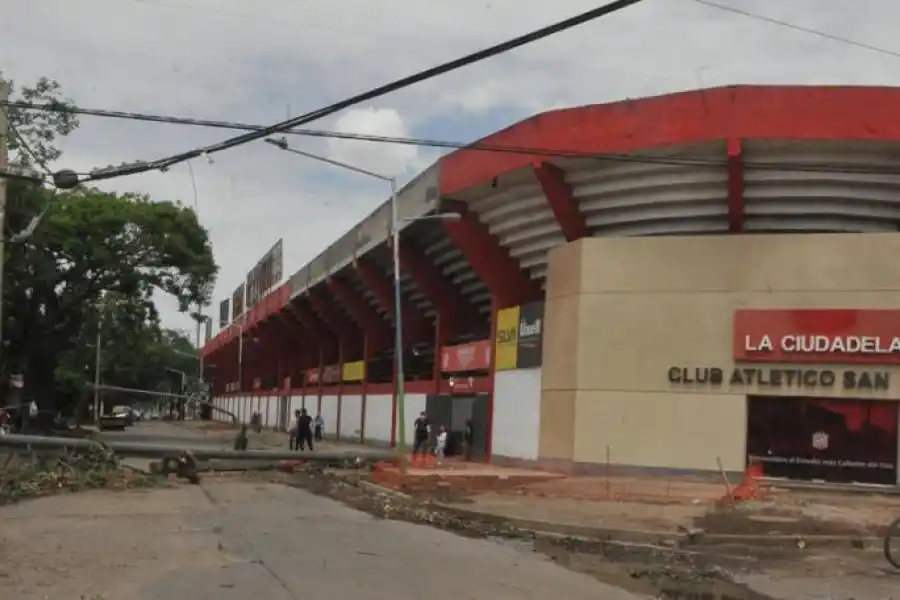 LA MISMA TRIBUNA. En octubre de 2020 el viento tiró las columnas de iluminación ubicadas sobre Pellegrini