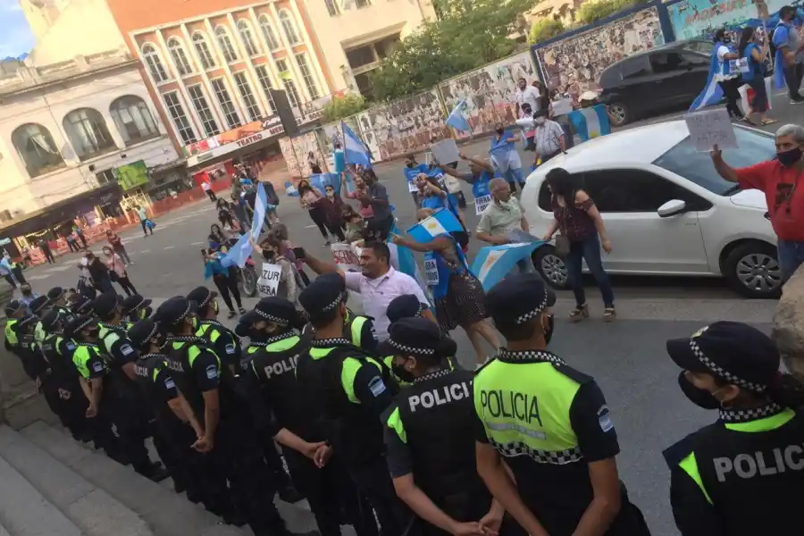 ESTRICTA VIGILANCIA. Decenas de policías se observaron en las escalinatas de la Casa de Gobierno. Foto: LA GACETA / Álvaro Medina