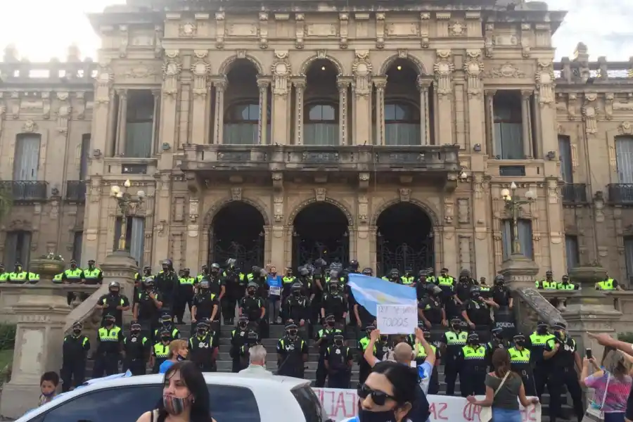 ESTRICTA VIGILANCIA. Frente a la Casa de Gobierno. Foto: LA GACETA / Álvaro Medina
