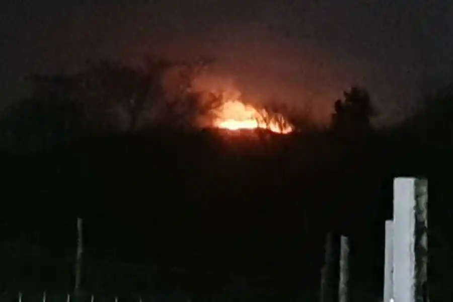 FUEGO EN EL CADILLAL. En la zona de Altos de Medina.