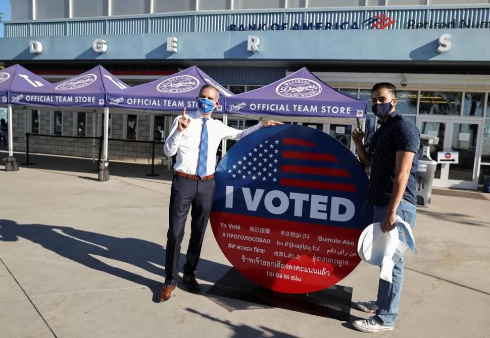 “YO VOTÉ”. El alcalde de Los Angeles, Eric Garcetti, junto al cartel que es símbolo de la campaña demócrata.  Reuters