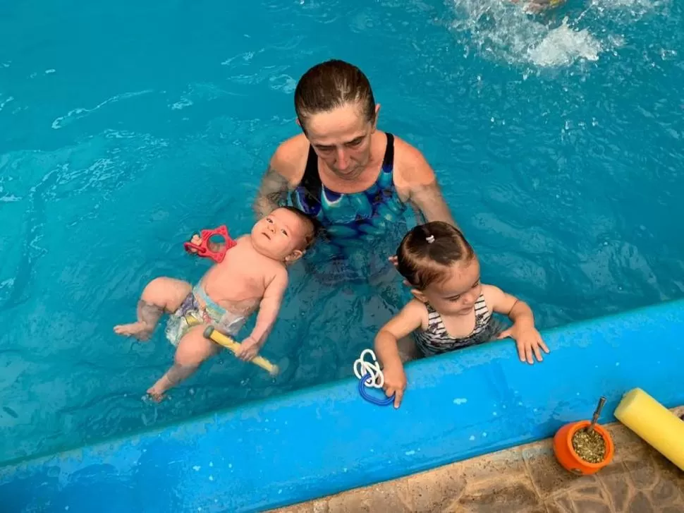 DESDE CHIQUITOS. Los niños pueden empezar a aprender a nadar desde los dos meses de edad. Lo importante es que sientan respeto por el agua. 