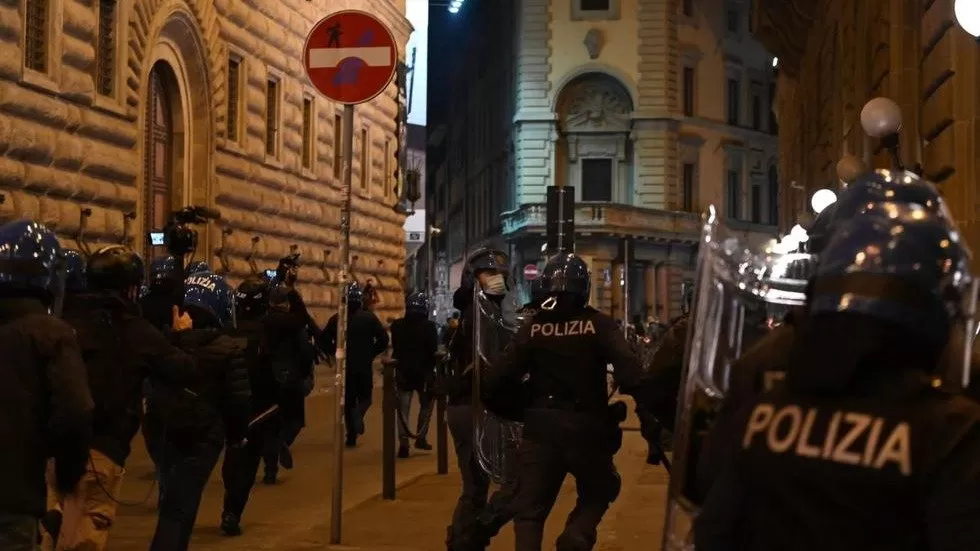 Graves incidentes en Italia entre policías y opositores a las restricciones por la pandemia