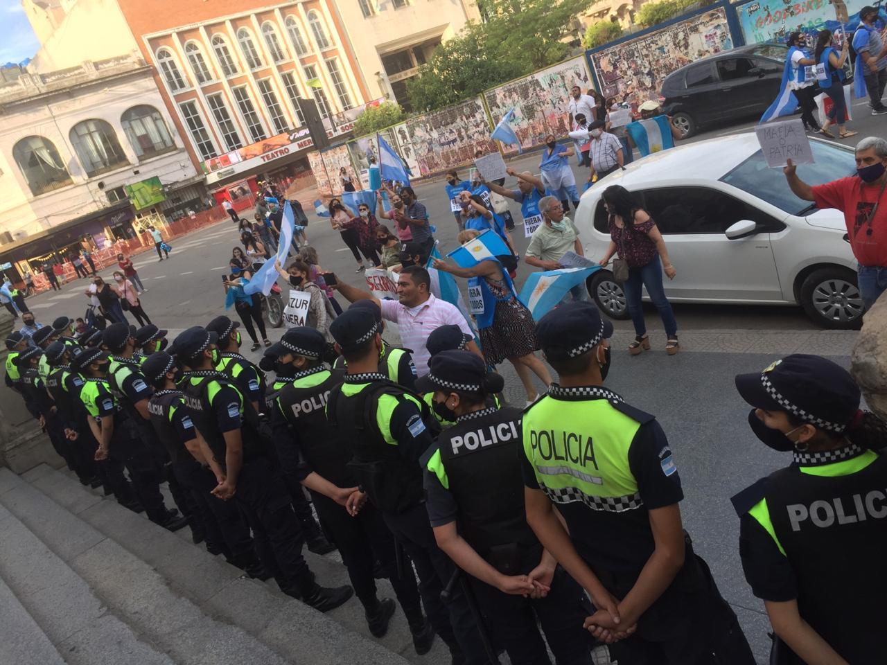 ESTRICTA VIGILANCIA. Decenas de policías se observaron en las escalinatas de la Casa de Gobierno. Foto: LA GACETA / Álvaro Medina