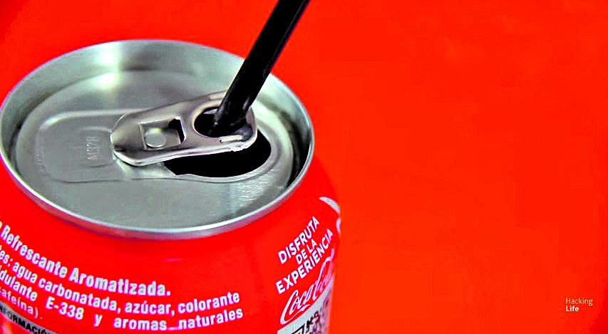 PACKAGING. Las chapitas de las latas sirven para sostener los sorbetes.