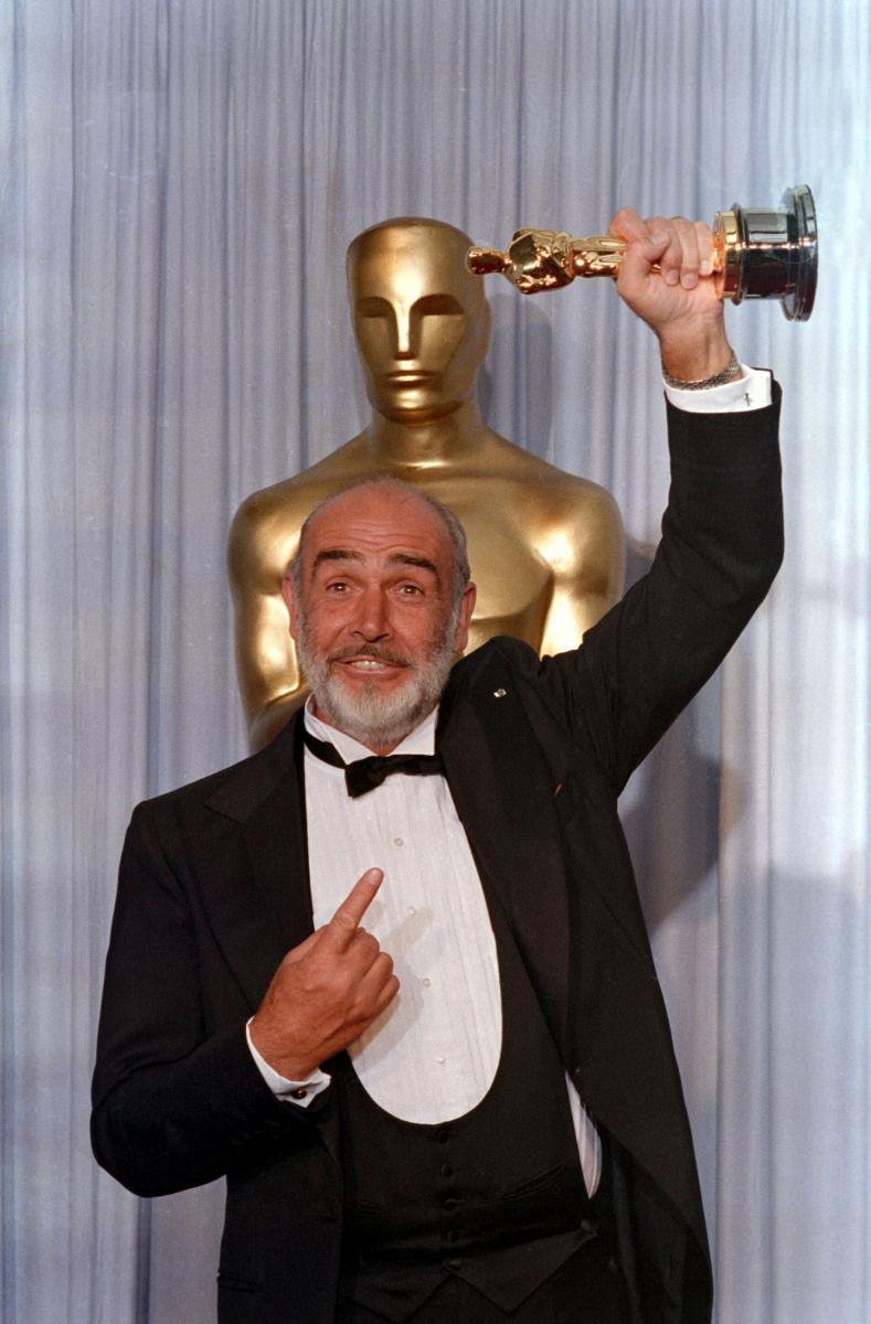 Sean Connery y el Oscar se confiesan frente a la chimenea