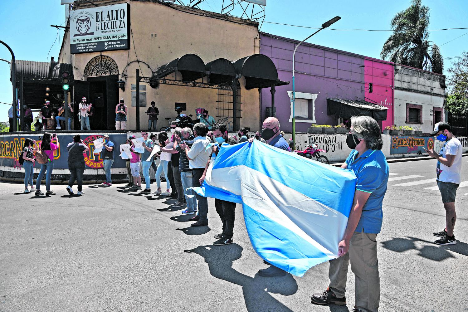 ZAMBAS PARA PARAR EL TRÁFICO. Sin tránsito en la esquina de 24 de Septiembre y Marco Avellaneda.