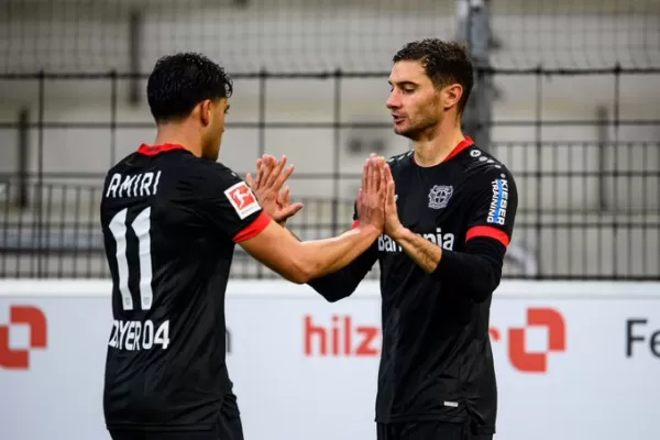 Alario marcó un doblete en el triunfo de Leverkusen
