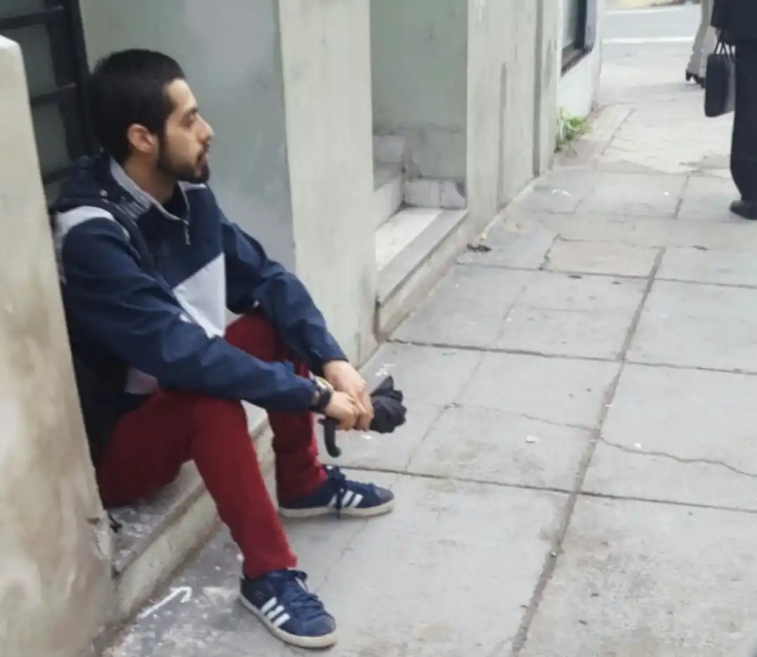 Mauricio Parada Parejas, en una de las tantas veces que esperaba a Paola Tacacho.